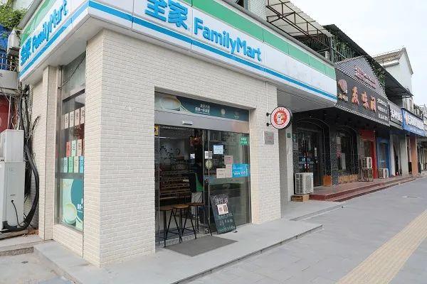 崇明、金山：疫苗接种恢复了、车企复产了、便利商店开张了…