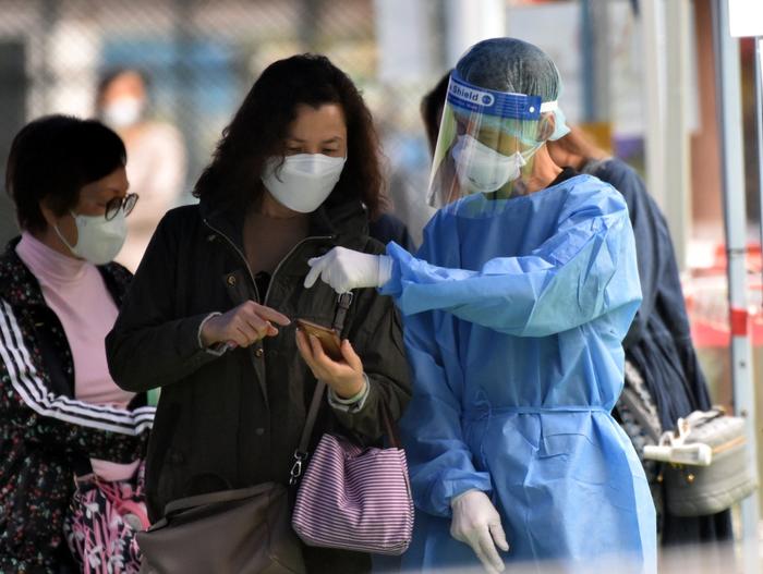 人民锐评：香港疫情防控态势向好，珍惜成果不可大意