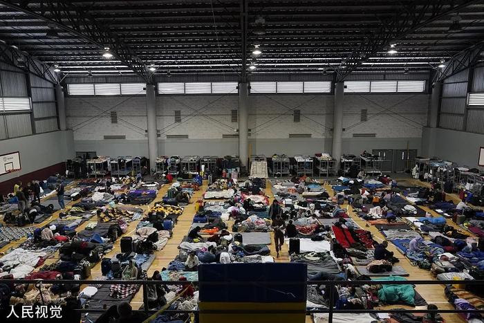 ▲乌克兰难民持续抵达墨西哥边境城市等待救援。图源:视觉中国
