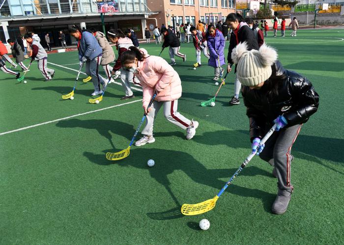 中小学体育课有了新要求：学生心率每分钟140-160次