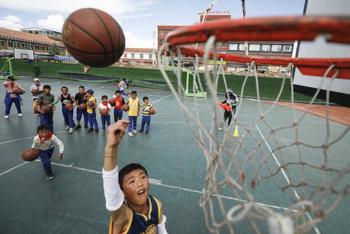 中小学体育课有了新要求：学生心率每分钟140-160次