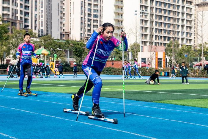 中小学体育课有了新要求：学生心率每分钟140-160次