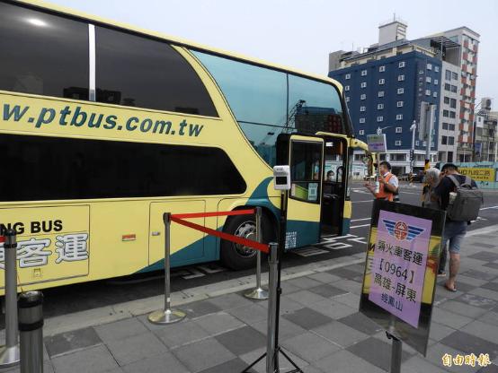 台铁高雄站的“类火车”客运疏运路线,1日上午8点前,每班都只有5人左右搭乘(图片来源:《自由时报》)