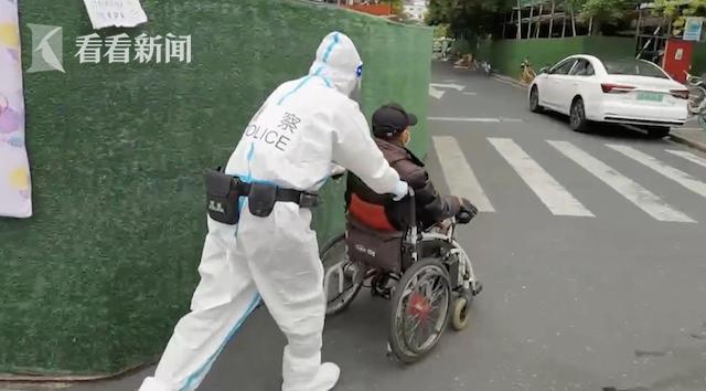 视频｜老人电动轮椅车半路没电 民警推行1公里护送回家