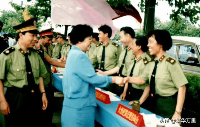 中国警察队伍，换发了8种警服，1995年，为何撤销领章？