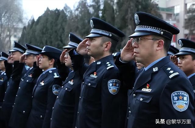 中国警察队伍，换发了8种警服，1995年，为何撤销领章？
