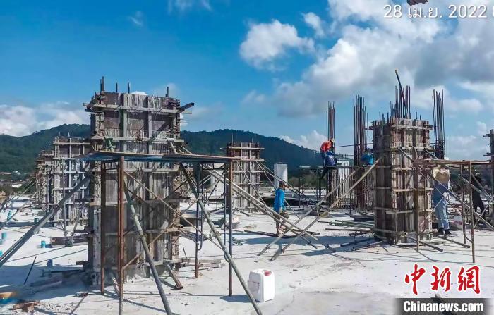 普吉皇家大学项目施工人员进行柱模施工 孙航 摄