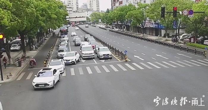 宁波街头3辆轿车接连“闯红灯”！交警：不扣分！点赞！