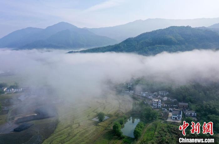 航拍安徽黄山雨后初霁云海美