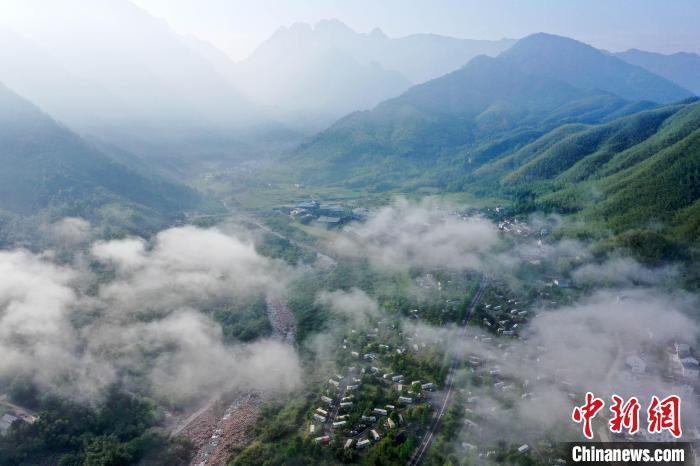 航拍安徽黄山雨后初霁云海美