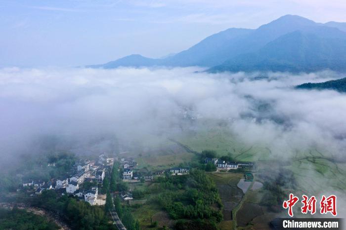 航拍安徽黄山雨后初霁云海美