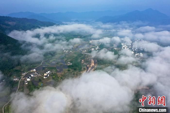 航拍安徽黄山雨后初霁云海美