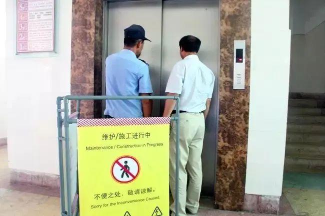 为什么医院的电梯，门都是往一侧开启呢？
