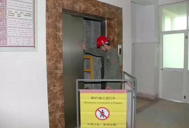 为什么医院的电梯，门都是往一侧开启呢？