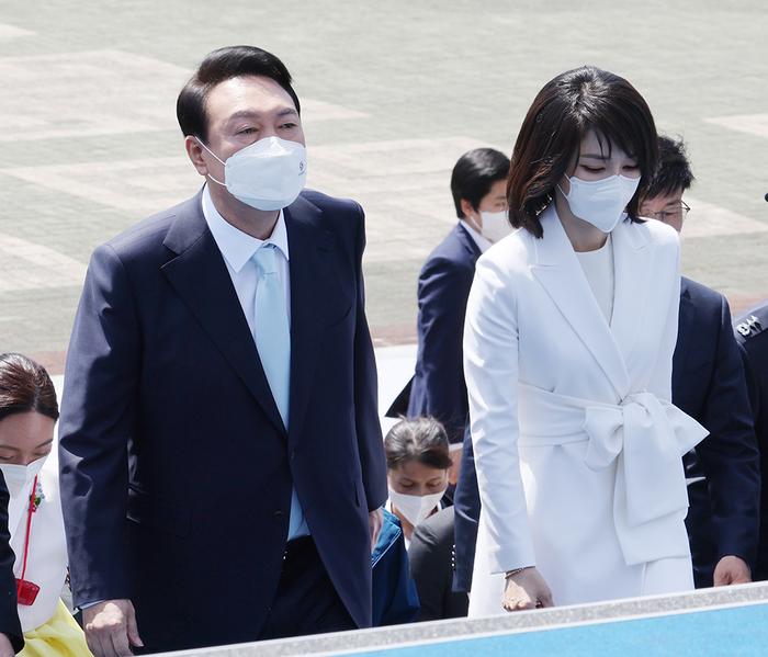 当地时间2022年5月10日,韩国首尔,韩国当选总统尹锡悦偕夫人出席总统就职典礼。人民视觉 图