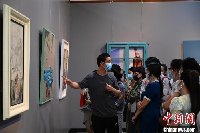 首届广东省女画家协会优秀作品展在广州开幕