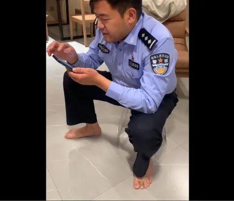 被“赤脚”民警灵魂拷问半小时，骗子失去耐心：我就是搞诈骗的