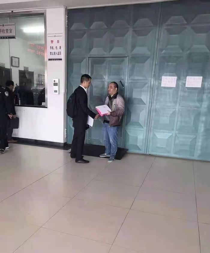 律师在看守所接姚小皇回家。 受访者供图