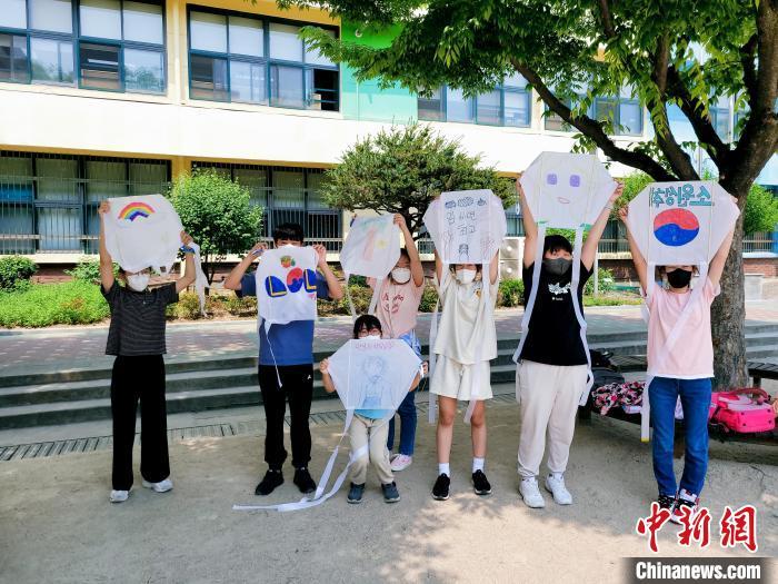 学生展示风筝作品。 首尔中国文化中心供图