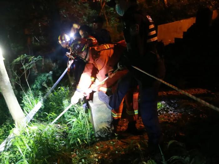 普陀山一男子醉酒失足坠崖 民警消防火速救援