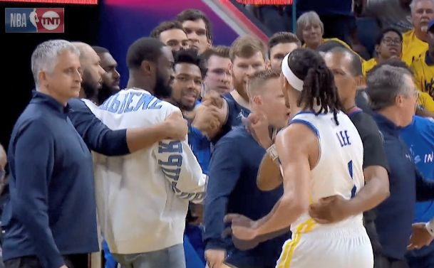 勇士核心低迷库里仅得22分三分9中2遭灰熊青年军血洗30分