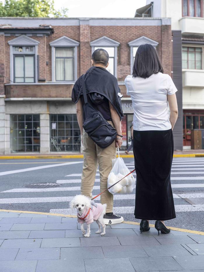 摄影记疫｜武康大楼再热，年轻人来此打卡一扫心头阴霾