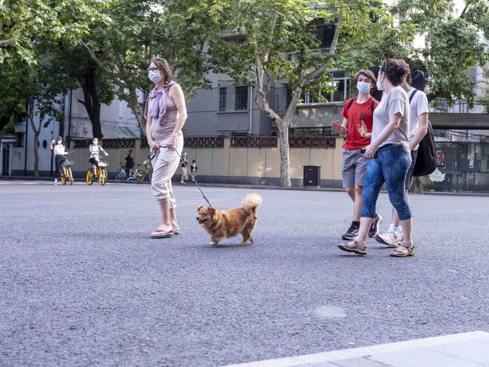 摄影记疫｜武康大楼再热，年轻人来此打卡一扫心头阴霾