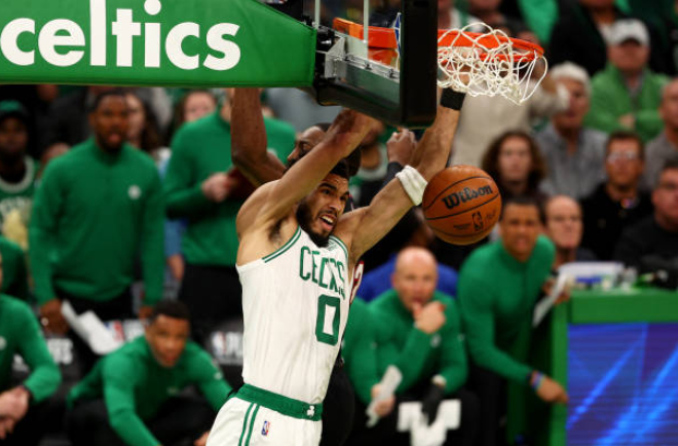 塔图姆率队激战季后赛 关键表现引爆全场NBA直播热潮