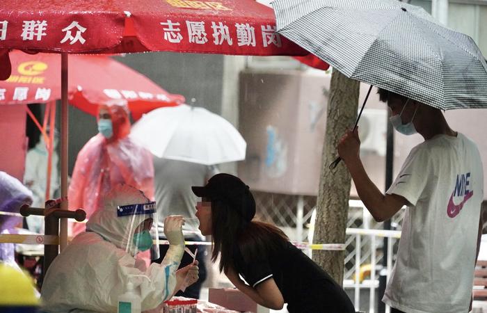 直击｜雷雨大风光顾京城，核酸点有他们在雨中的坚守！