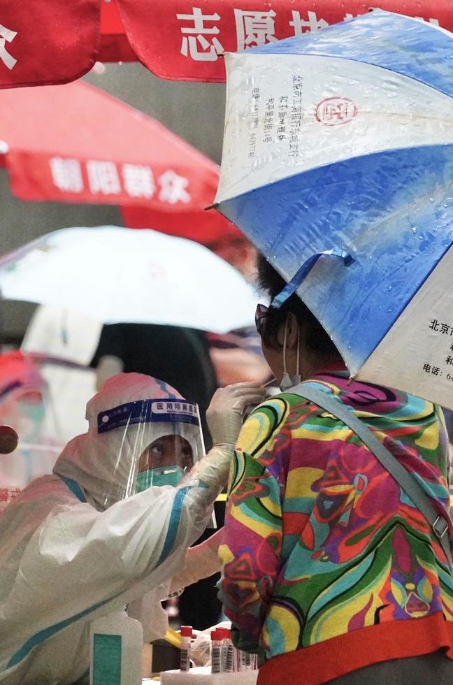 直击｜雷雨大风光顾京城，核酸点有他们在雨中的坚守！