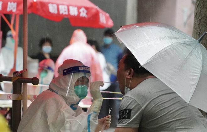 直击｜雷雨大风光顾京城，核酸点有他们在雨中的坚守！