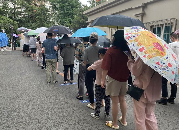 直击｜雷雨大风光顾京城，核酸点有他们在雨中的坚守！