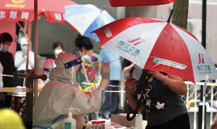 直击｜雷雨大风光顾京城，核酸点有他们在雨中的坚守！