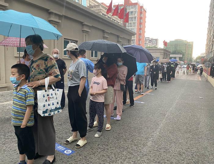 直击｜雷雨大风光顾京城，核酸点有他们在雨中的坚守！