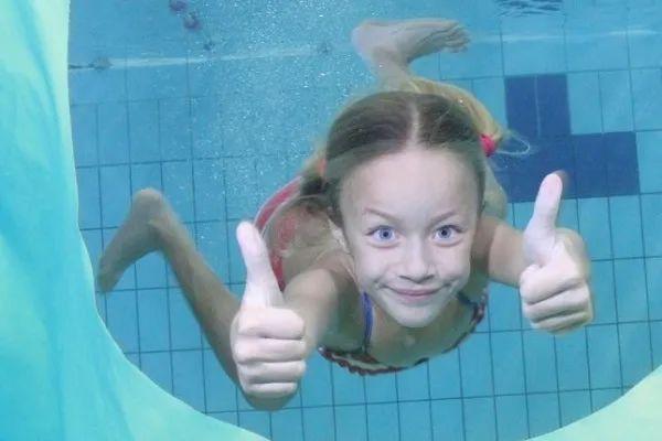 【科学】游泳的季节到了？儿童要预防细菌感染！
