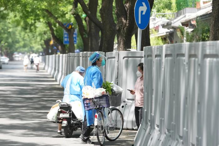 地安门邮局设立快递中转志愿岗亭方便居民