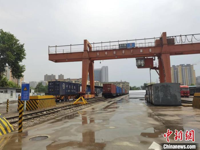 河北邯郸至中亚五国首个铁路运输国际班列启程