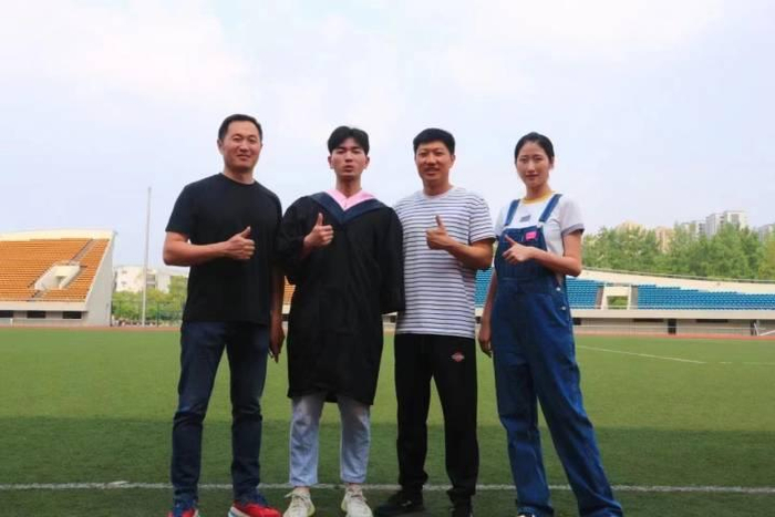 这种成功绝非偶然。李彦超认为勤奋与坚持是最重要的。考入浙江工商大学