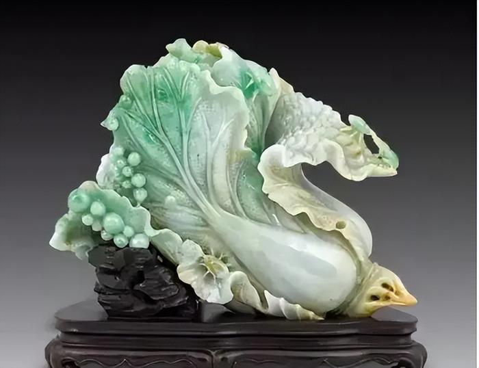 白菜不止故宫有，天津博物馆的镇馆之宝，清代翡翠蝈蝈白菜