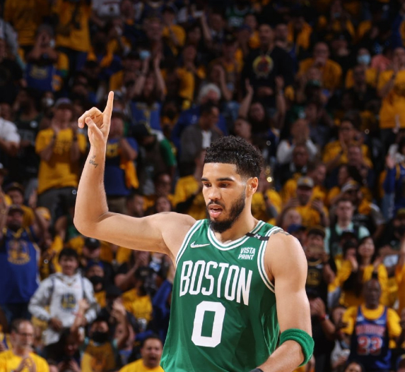 7布朗30 [NBA直播新闻] 绿军客场大胜掘金 6 塔图姆30