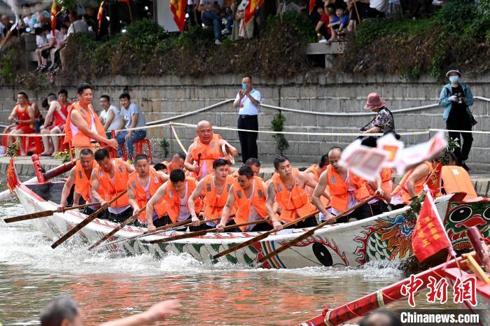 福建漳州浦头港端午节上演龙舟赛