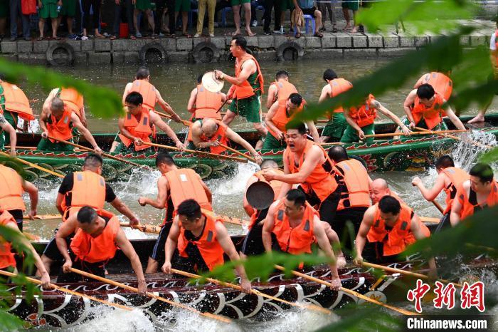 福建漳州浦头港端午节上演龙舟赛