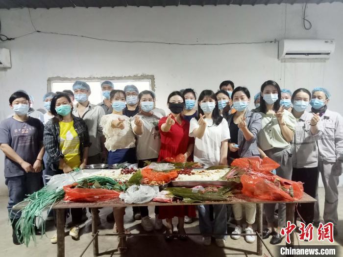 图为员工们踊跃参与。 周渊 供图