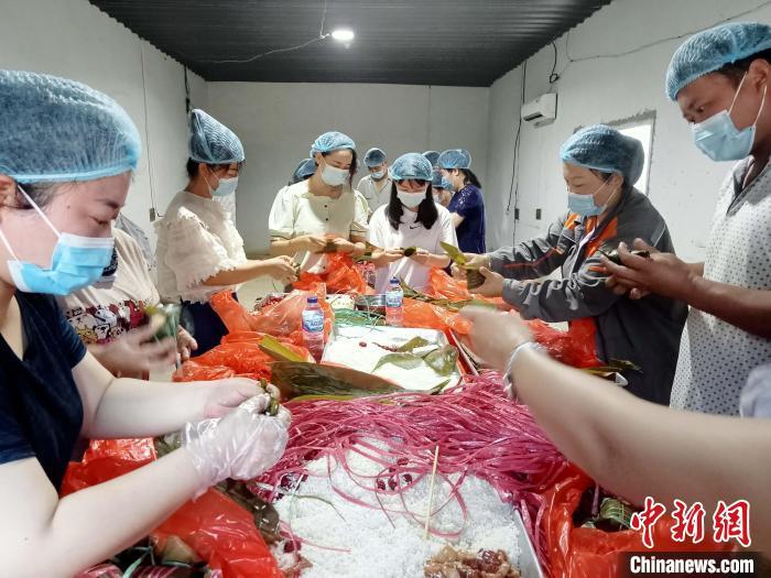 图为包粽子过程。 周渊 供图