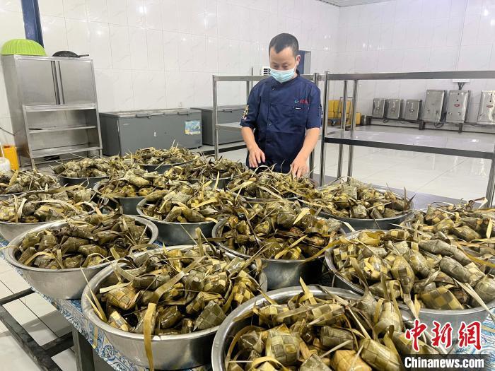 图为包好的粽子准备分发给员工。 周渊 供图