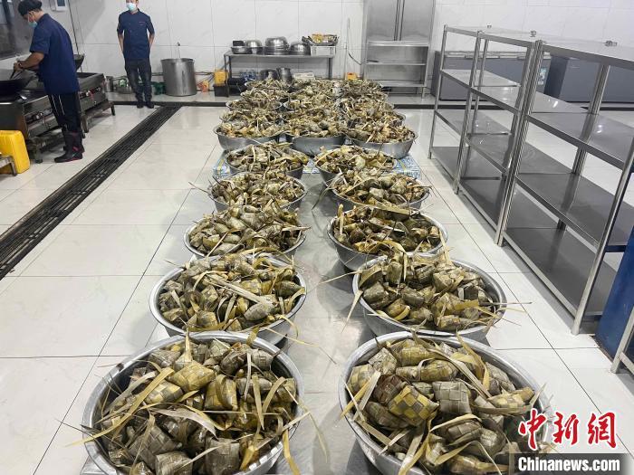 图为包好的粽子。 周渊 供图