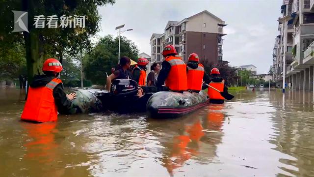 视频｜桂林暴雨引发内涝 战士齐腰深水里背出受困群众