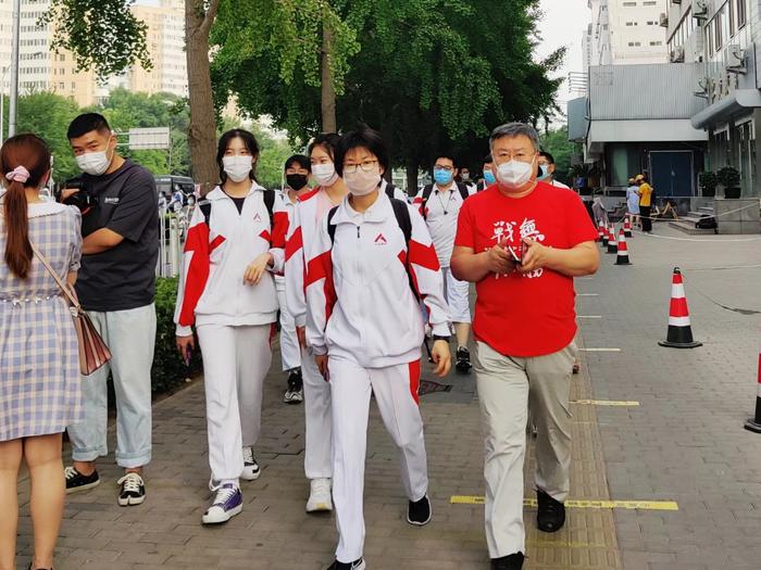 全国高考英语落下帷幕，北京考生：题不难，作文又见李华