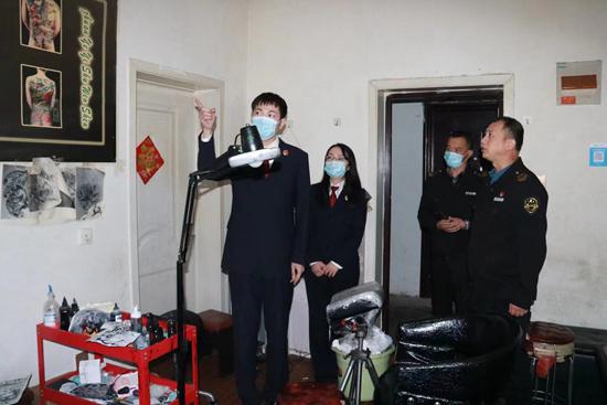 沭阳县检察院联合卫健局、市监局在城区及各乡镇对文身行业开展专项整治,排查文身场馆20余家。
