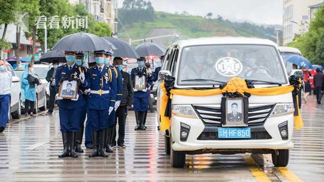 视频｜千人雨中送别抗洪抢险牺牲烈士汪磊、李新文